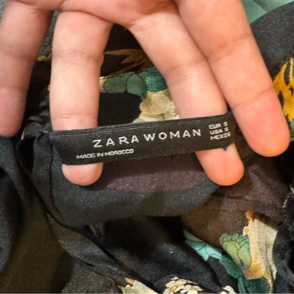 Zara Black Floral Ruffled Blouse

#1102 - Picture 5 of 7